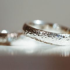 金属アレルギーでも心配いらずの婚約指輪とは？