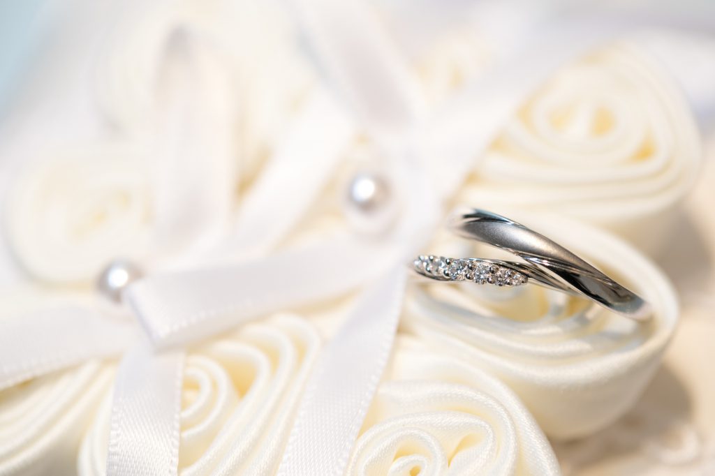 プラチナの婚約指輪が人気！ダイヤモンドを引き立てる定番素材の魅力