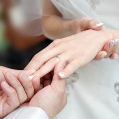 婚約指輪をつけるのは右手？ 左手？ どの指が正解？