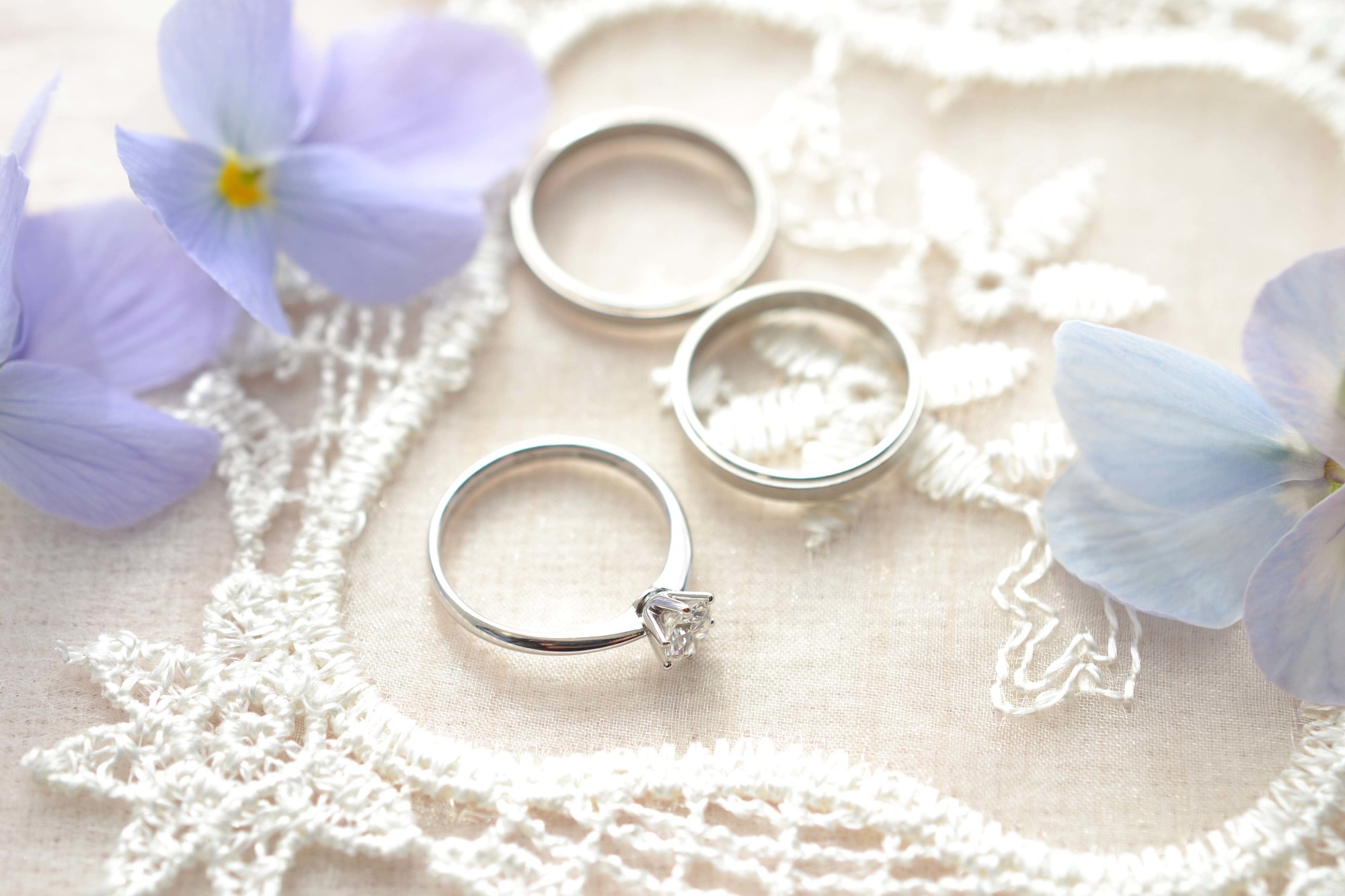 婚約指輪の購入とプロポーズ、順番はどっちが先？メリット・デメリットを紹介