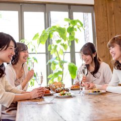 アラサー女子必見！女子会で嫌われない婚約報告のコツ5つ