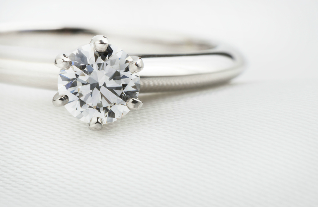 よく耳にする「カラット」の意味と値段 | 婚約指輪人気ブランドランキング