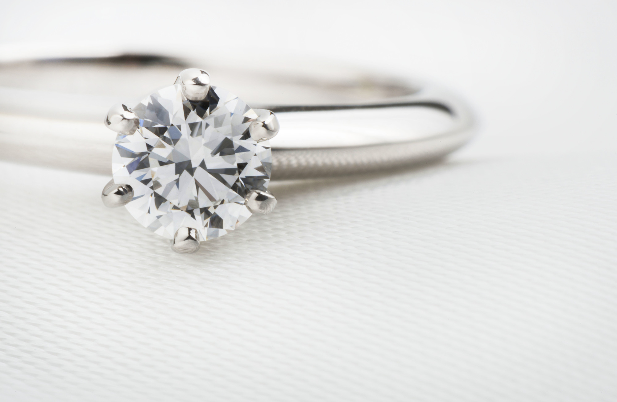 「一番硬い物質」にも傷がある？ダイヤモンドのクラリティについて | 婚約指輪人気ブランドランキング