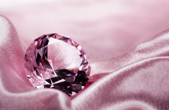 ピンクダイヤの婚約指輪が人気！ピンクダイヤに込められた意味とは？