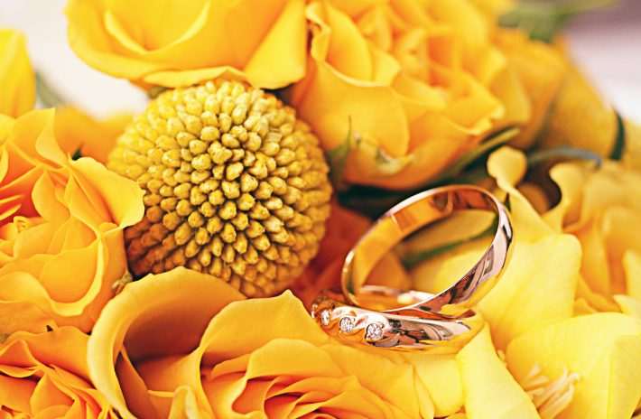 イエローゴールドの婚約指輪で肌色を美しく！華やかなルックスに最適