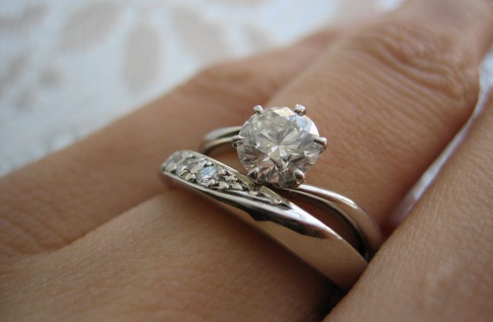 婚約指輪と結婚指輪の重ねづけで最高にかわいく!普段使いできる重ねづけ
