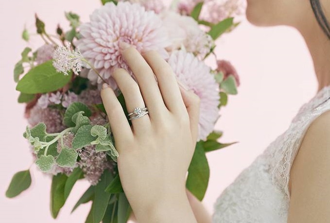 婚約指輪と結婚指輪の重ねづけで最高にかわいく!普段使いできる重ねづけ